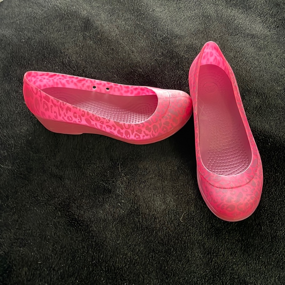 Crocs pink leopard wedges
